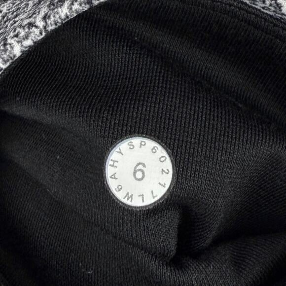 LULULEMON Train Times Crop 17" Size 6 Fractal Alpine White Black - Picture 8 of 9